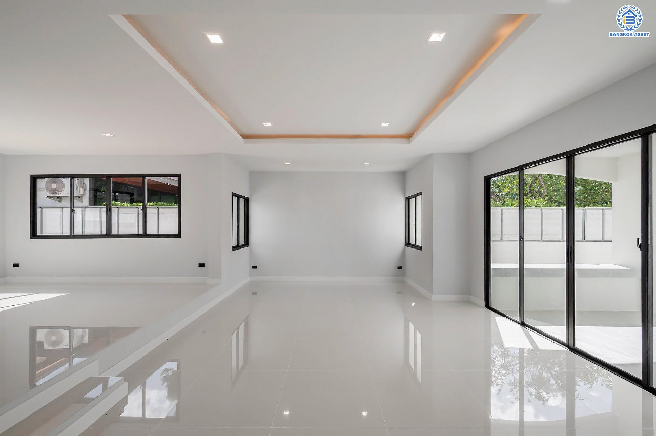 บ้านเดี่ยวฟิลคฤหาสน์มือสองตกแต่งใหม่ แบรนด์ LH ดีไซน์สุดหรูหรา โครงการ ลดาวัลย์ ปิ่นเกล้า เนื้อที่ 178.6 ตร.ว. บนพื้นที่ใช้สอยถึง 651.84 ตร.ม. ฟังก์ชันจัดเต็ม 5 ห้องนอน 7 ห้องน้ำ  1 ห้องแม่บ้าน จอดรถได้ถึง 3 คัน ทำเลศักยภาพติดถนนบรมราชชนนี เชื่อมต่อหลายเส้นทาง ใกล้มหาวิทยาลัยมหิดล และเซ็นทรัลศาลายา